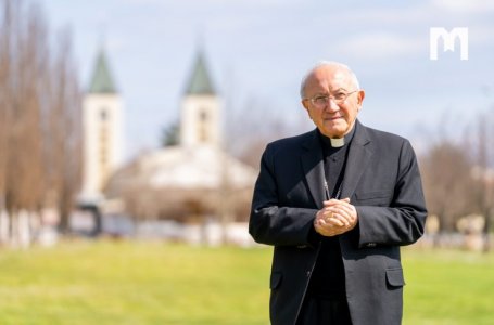 Arkivyskupas Aldo Cavalli: Popiežius Leonas XIV paveda mums: melskitės, melskitės, melskitės Taikos Karalienei, kad Ji užtartų dėl taikos pas Dievą.