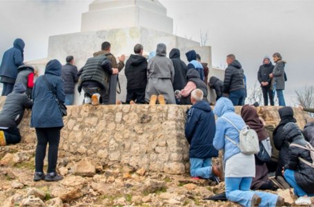 Nuolankiai melskitės už taiką(Teresa Gažiova)